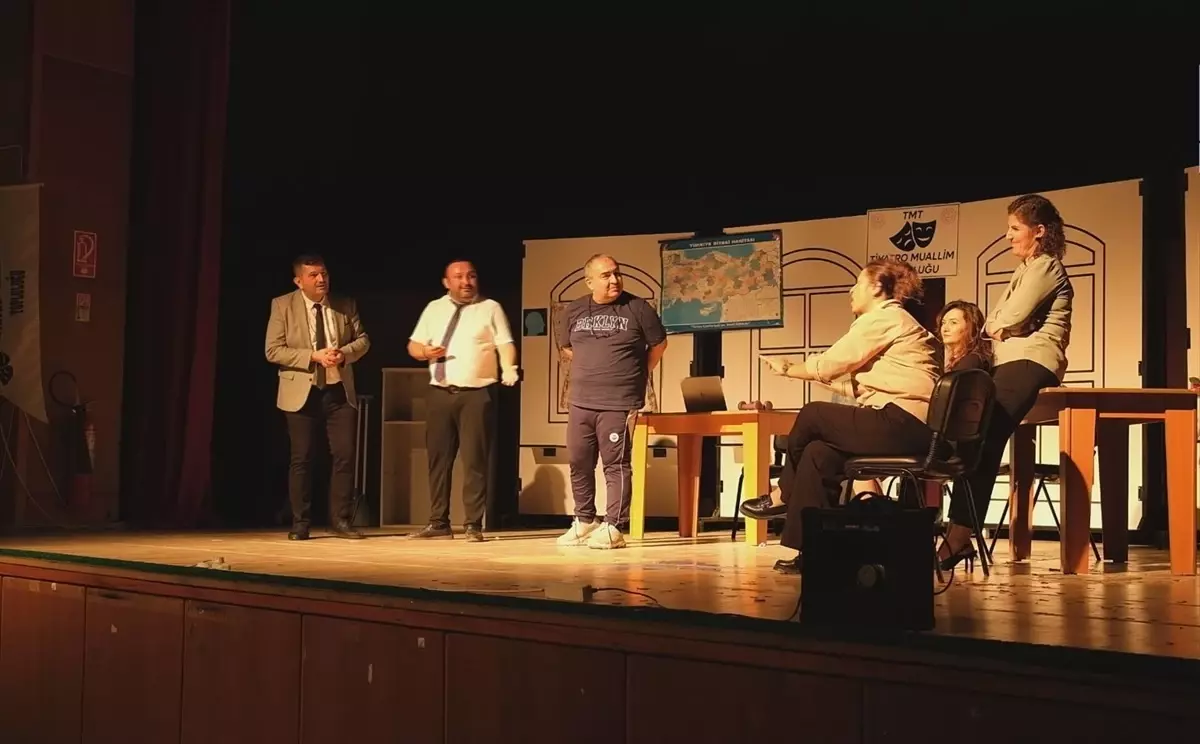 Mersin'in Mut İlçesinde 'Gülelim Güldürelim' Tiyatro Oyunu Sahnelendi