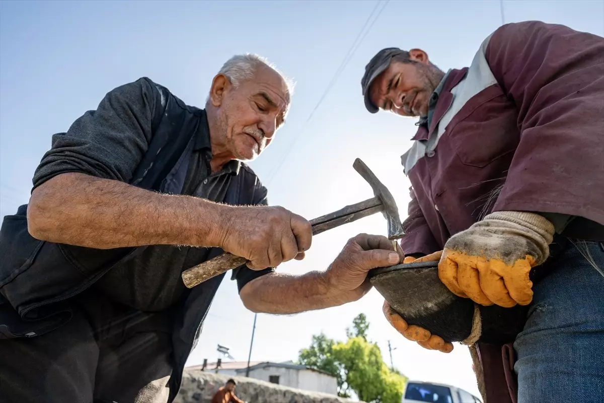Kars'ta 72 Yaşındaki Nalbant, Dede Mesleğini Yaşatıyor