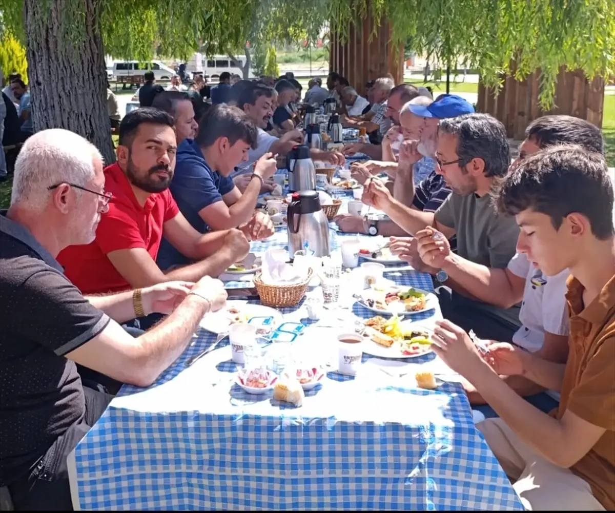 Belediye Başkanı Güngör, Çayırhan Esnafıyla Kahvaltıda Buluştu