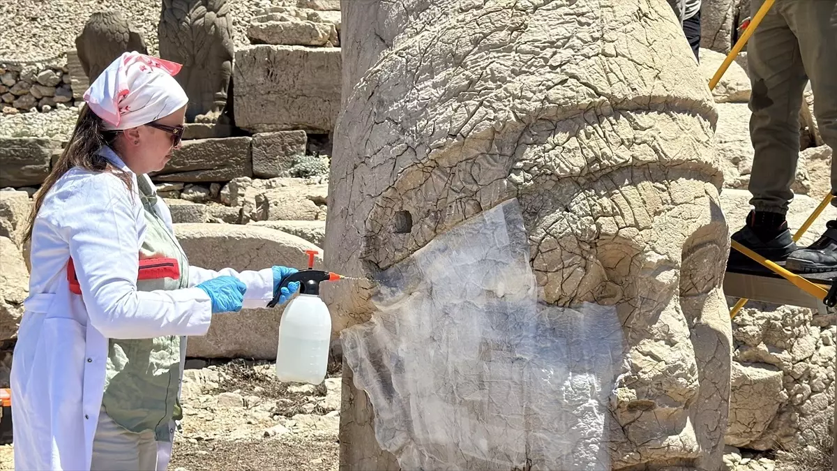 Nemrut Dağı'ndaki Heykellere Nano Kireç Uygulaması Başladı