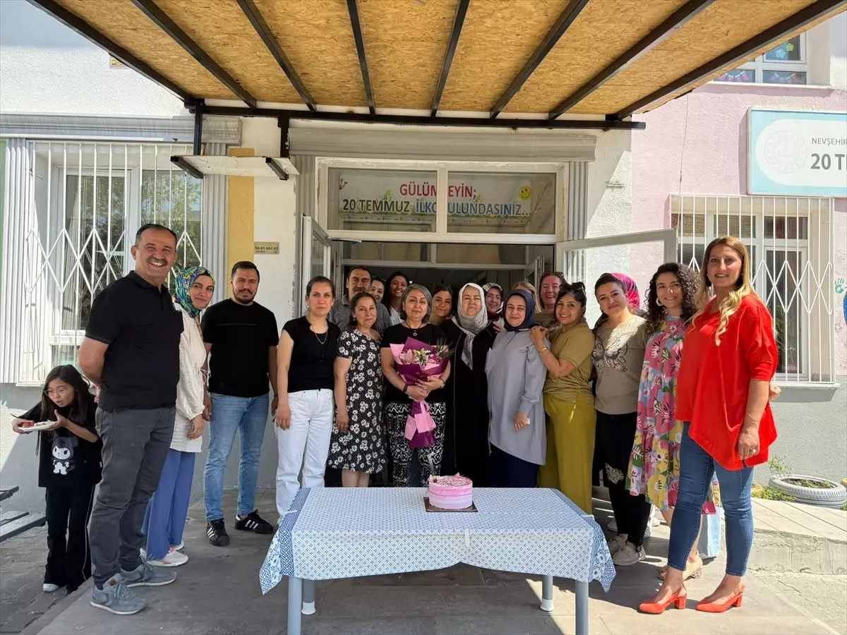 Emekli Öğretmen İçin Duygusal Veda Etkinliği