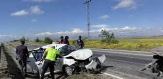 Nevşehir'de bariyere çarpan otomobildeki 4 kişi yaralandı