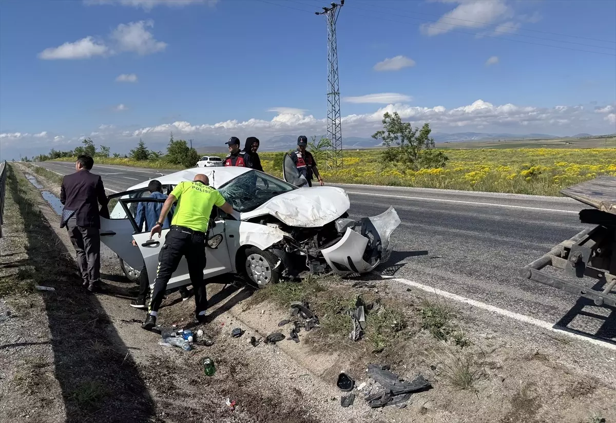 Nevşehir'de bariyere çarpan otomobildeki 4 kişi yaralandı