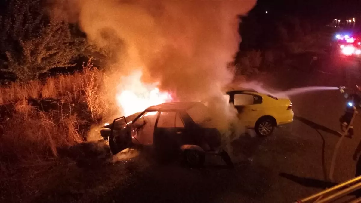 Nevşehir'de Kavşakta Otomobil Çarpışması: İki Sürücü Yaralandı