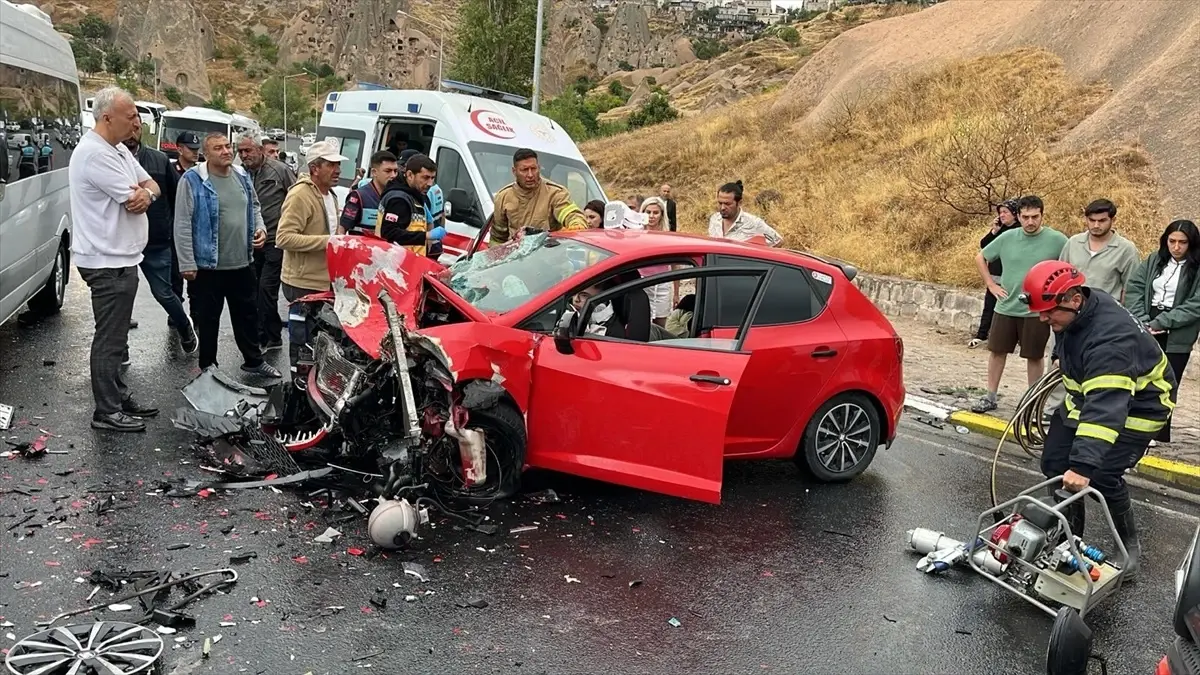 Nevşehir'de Turist Minibüsü ve Otomobil Çarpıştı: 6 Yaralı