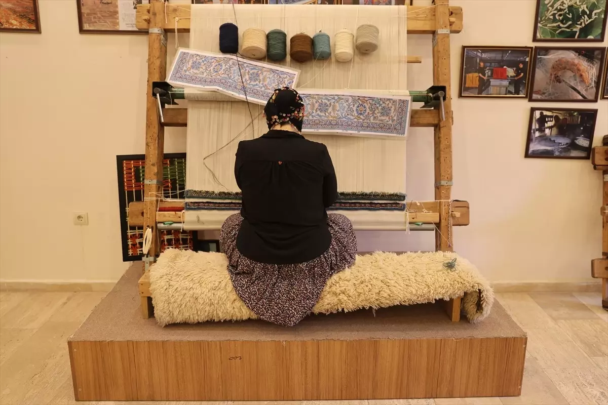 50 Yıldır Halı Dokuyan Ayten Aksu, Sanatını Geleceğe Taşıyor