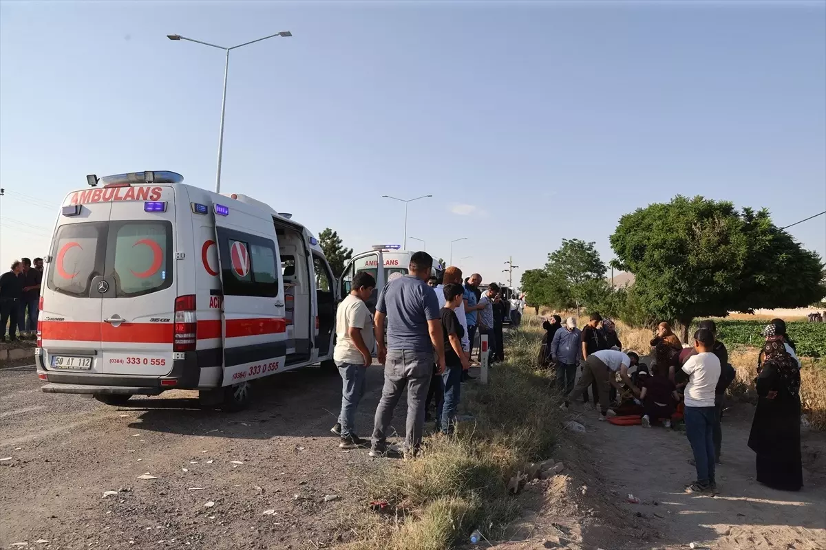 Nevşehir'de Tarım İşçilerini Taşıyan Minibüsle Hafif Ticari Araç Çarpıştı: 9 Yaralı