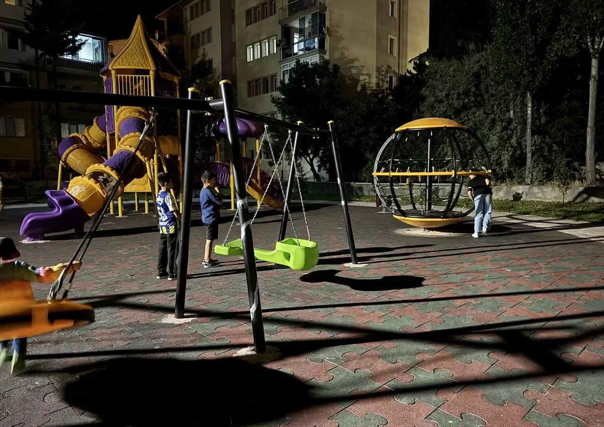 Parkta Düşen Çocuk, Kalp Masajıyla Hayata Döndü