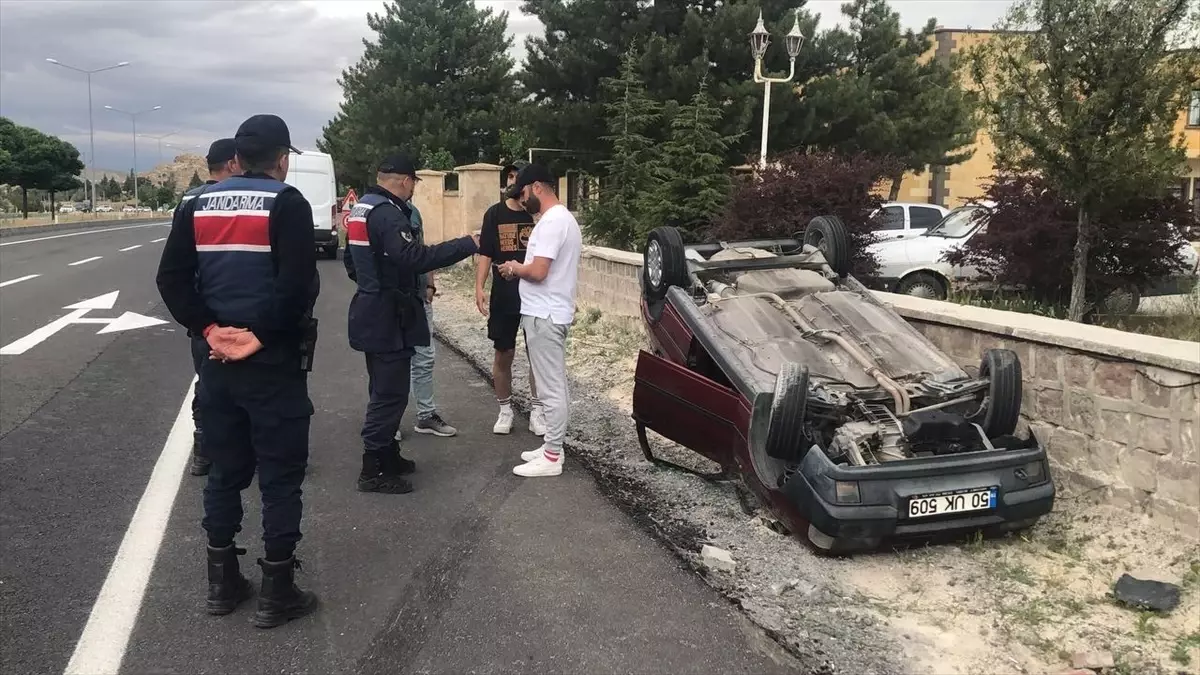 Kediye Çarpmamak İçin Manevra Yapan Sürücü Devrildi