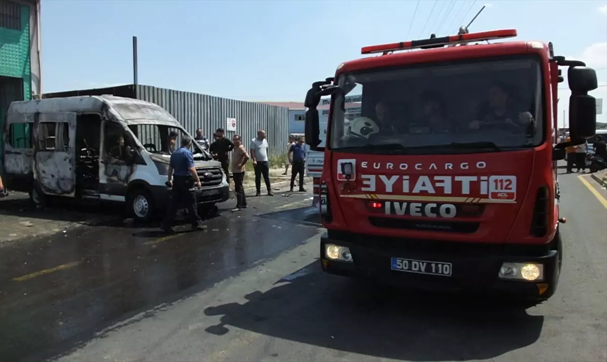 Nevşehir'de Oto Tamirhanesinde Minibüs Yangını