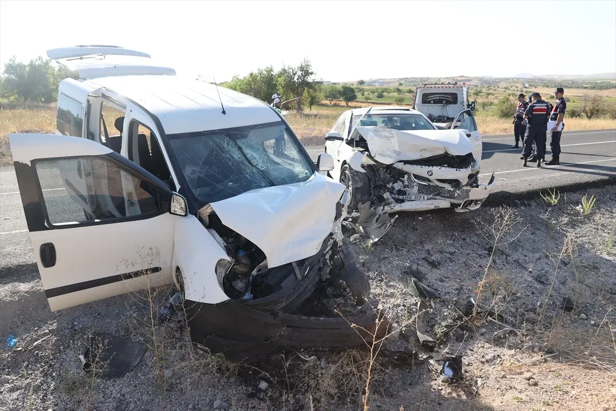 Nevşehir'de Trafik Kazası: 14 Yaralı