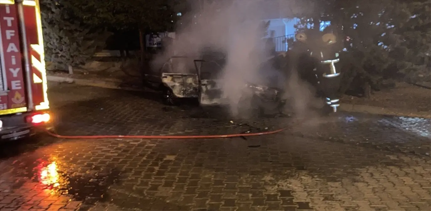 Nevşehir'de Park Halindeki Otomobilde Yangın Çıktı