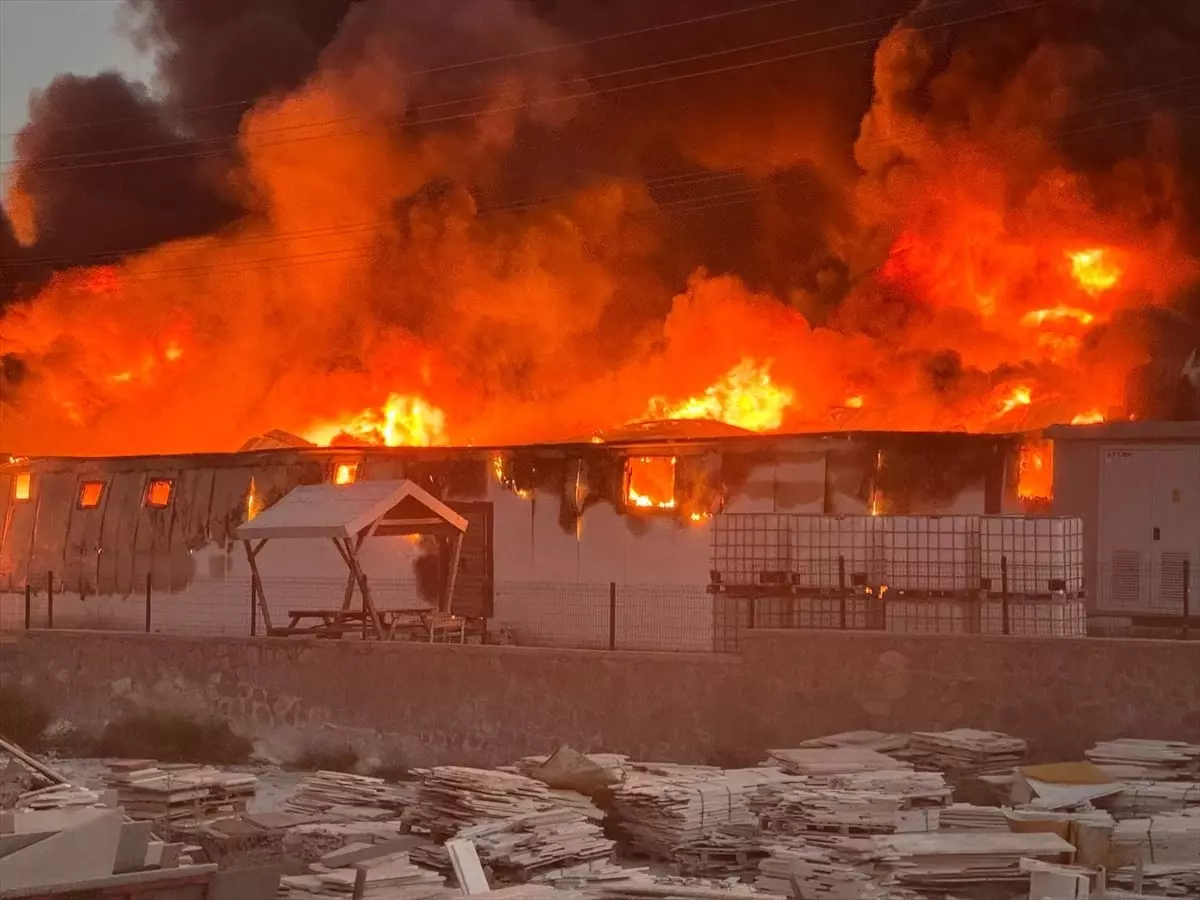 Niğde'deki Ambalaj Fabrikasında Yangın Çıktı