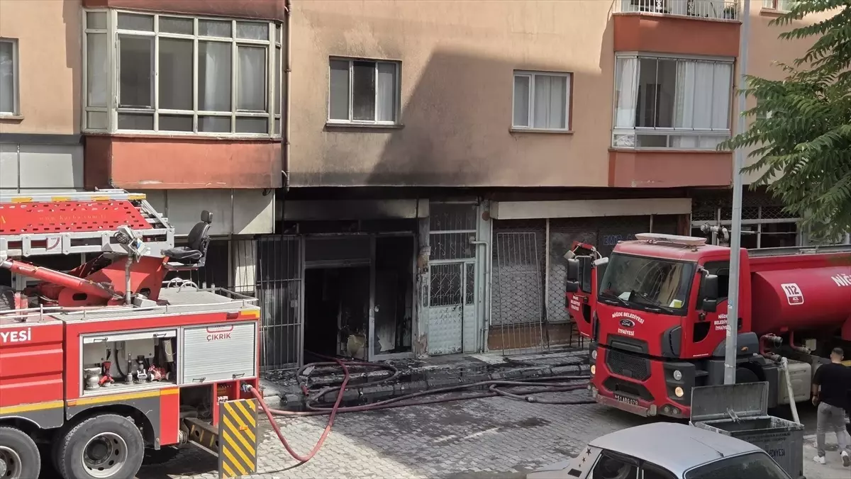 Niğde'de Beyaz Eşya Deposunda Yangın Kontrol Altına Alındı