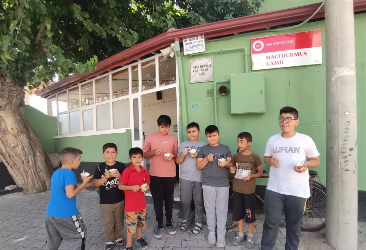 Bor'da Hayırseverden Kur'an Kursu Öğrencilerine Dondurma İkramı
