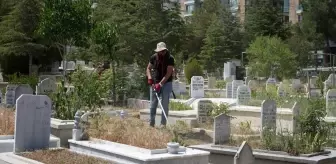 Niğde Belediyesi Mezarlıkların Temizliği İçin Çalışmaları Sürdürüyor