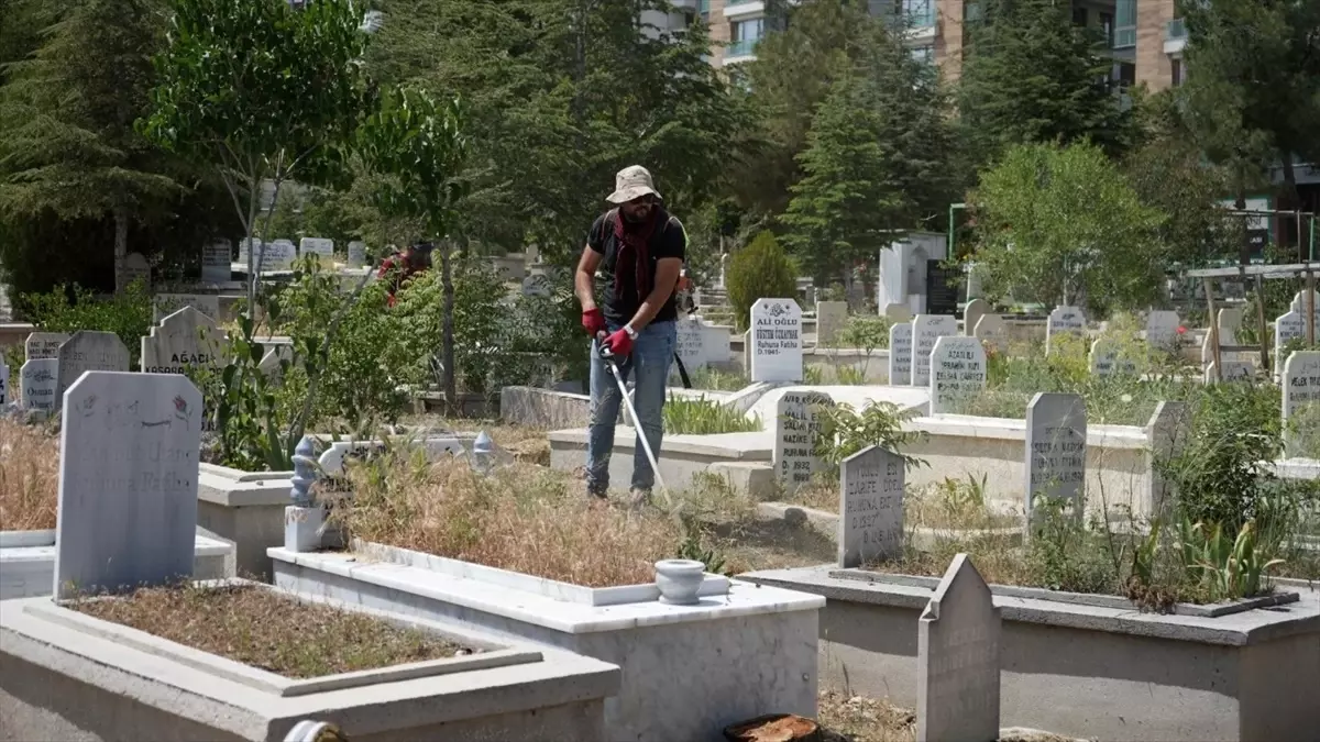 Niğde Belediyesi Mezarlıkların Temizliği İçin Çalışmaları Sürdürüyor