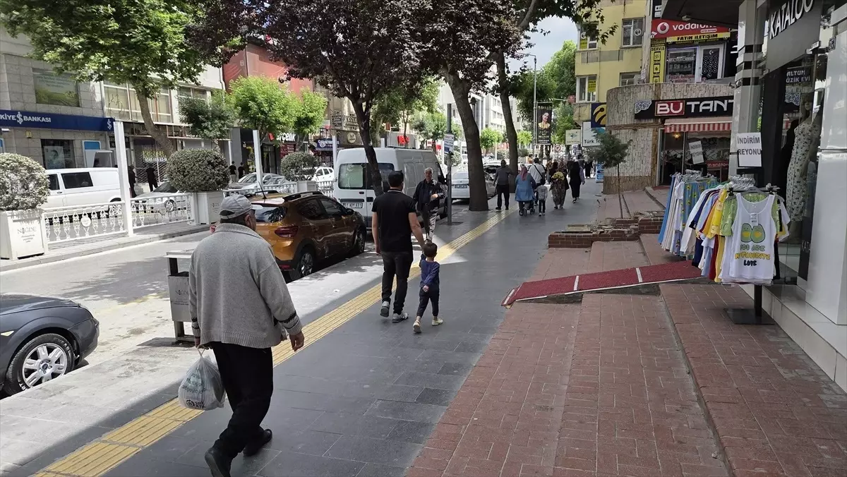 Niğde'de Yazdan Kışa Geçiş: Sıcaklık 10-12 Dereceye Düşünce Vatandaşlar Kışlık Giydi
