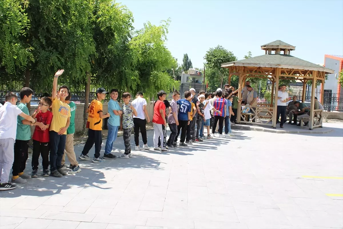 Kur'an Kursu Öğrencilerine Dondurma İkramı ve Balon Dağıtımı