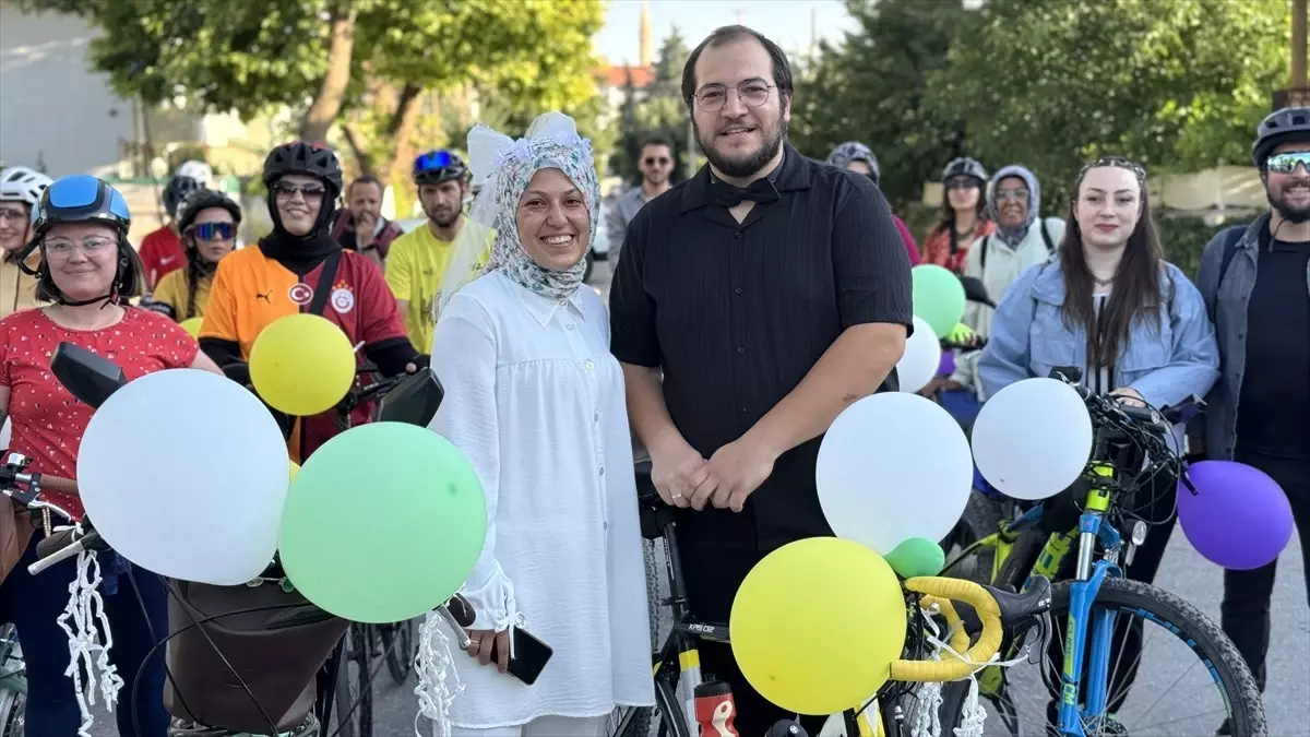 Nişanlı Çiftten Gürültü Kirliliğine Dikkat Çekmek İçin Bisiklet Konvoyu