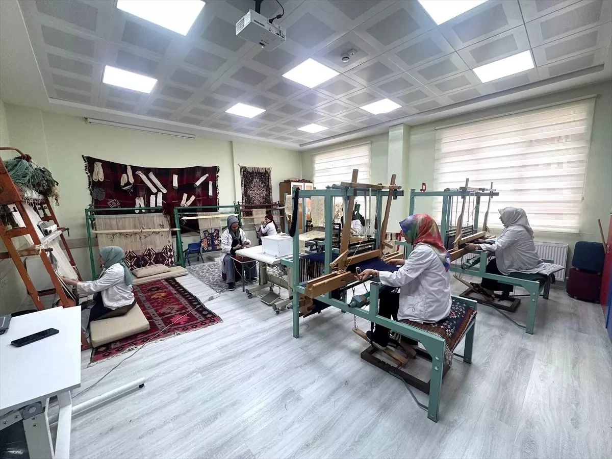 Van'da Norduz Koyunu Yününden Kumaş Üretimi Projesi Başlatıldı
