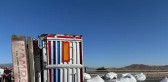 Gaziantep'te Devrilen Tırın Sürücüsü Yaralandı