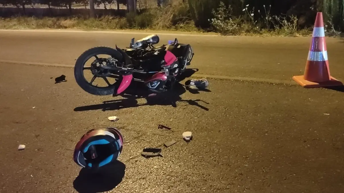 Ödemiş'te Hafif Ticari Araç ile Motosiklet Çarpıştı: 1 Yaralı