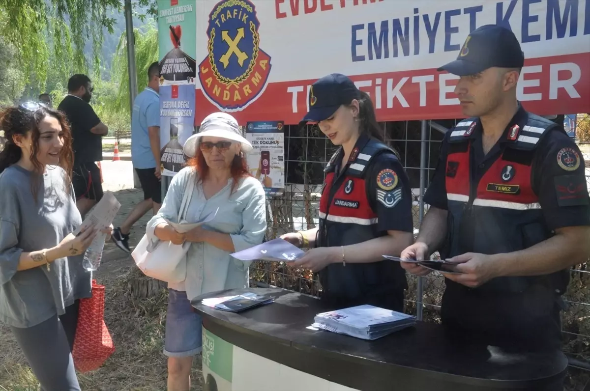 Jandarma Ekipleri, Ödemiş'te Trafik ve KADES Hakkında Bilgilendirme Yaptı