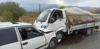 Ödemiş'te Otomobil ve Kamyonet Çarpıştı: 2 Yaralı