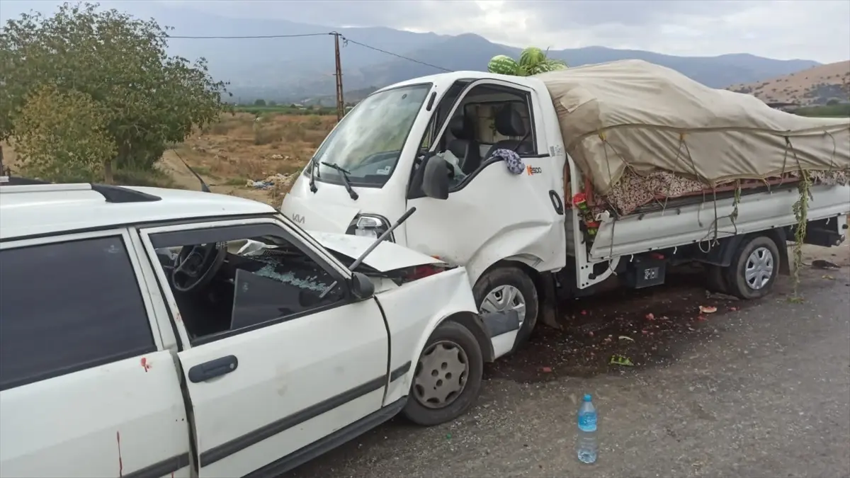 Ödemiş'te Otomobil ve Kamyonet Çarpıştı: 2 Yaralı