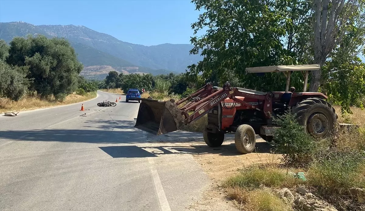 Ödemiş'te Motosiklet-Traktör Çarpışması: Bir Kişi Ağır Yaralandı
