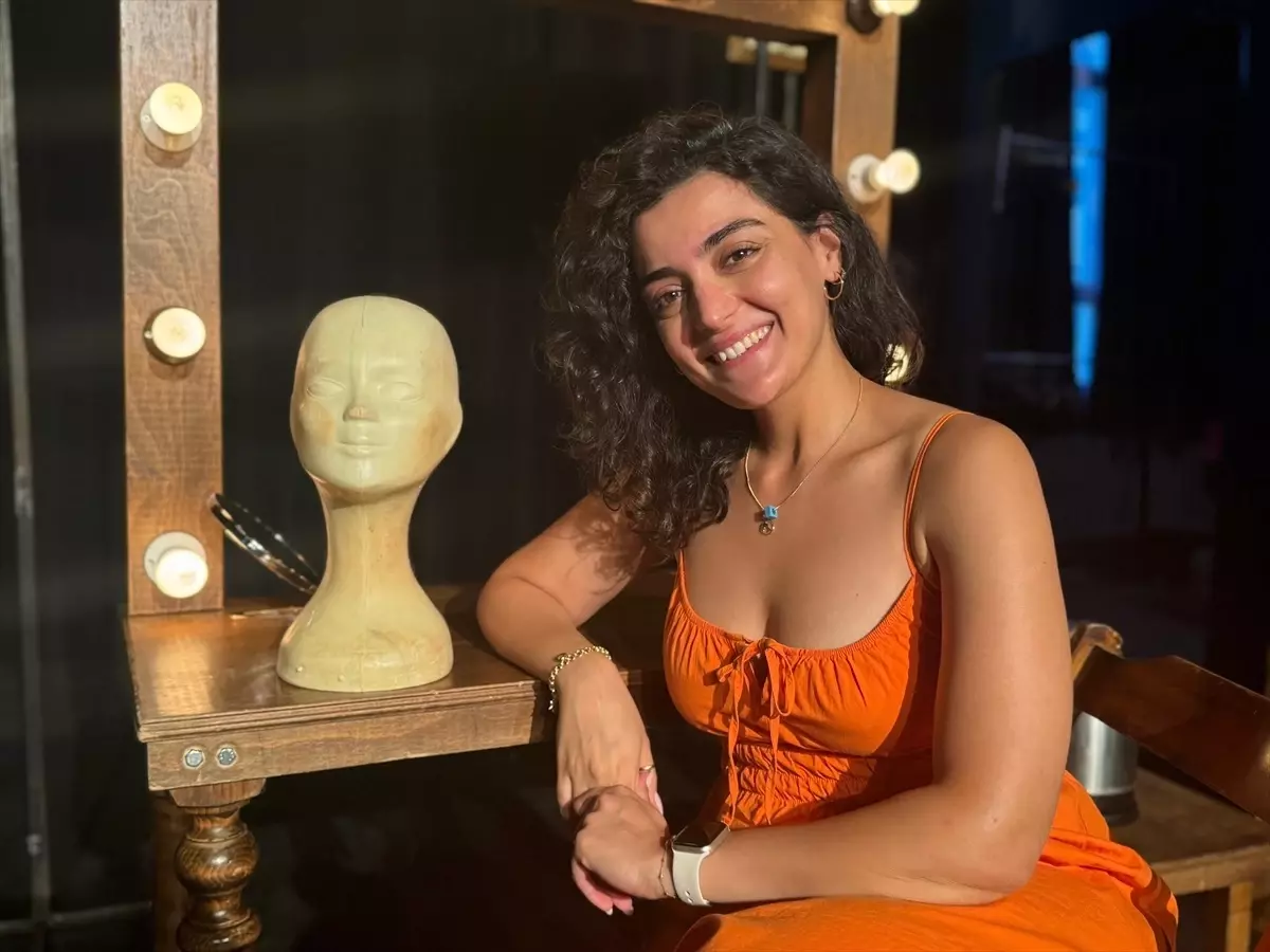 Kadıköy'de 'Yan Rol' ile kadın oyuncunun değişim hikayesi sahnede