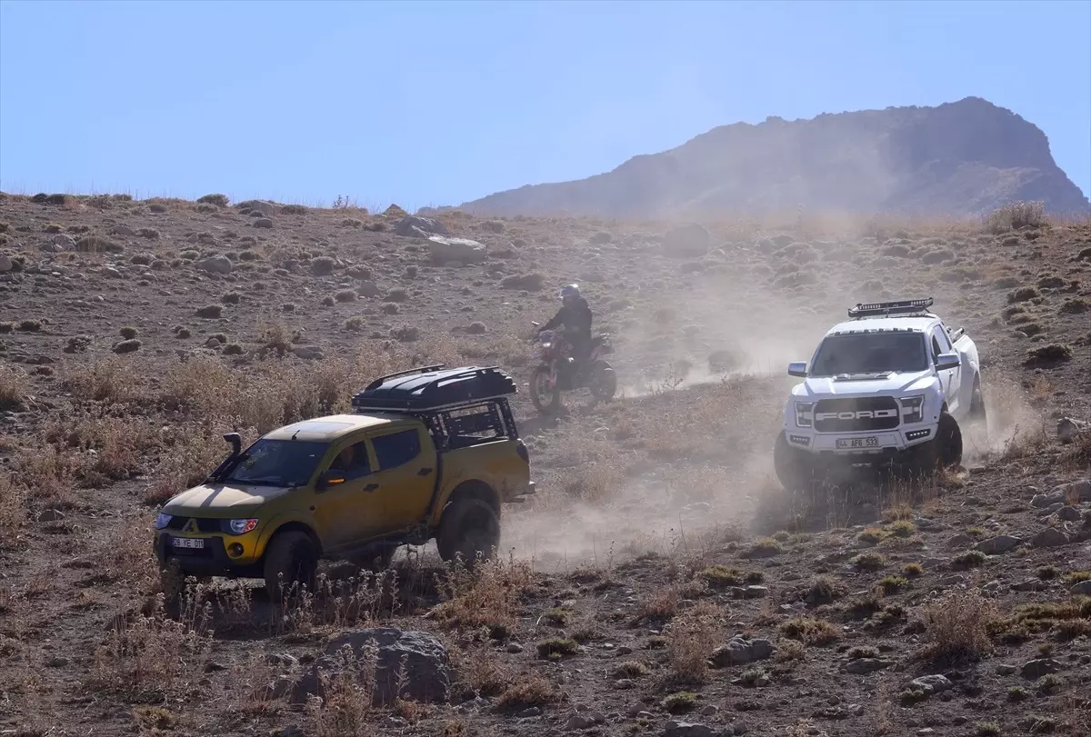 Hakkari'de Off-Road Tutkunları Berçelan Yaylası'nda Buluştu