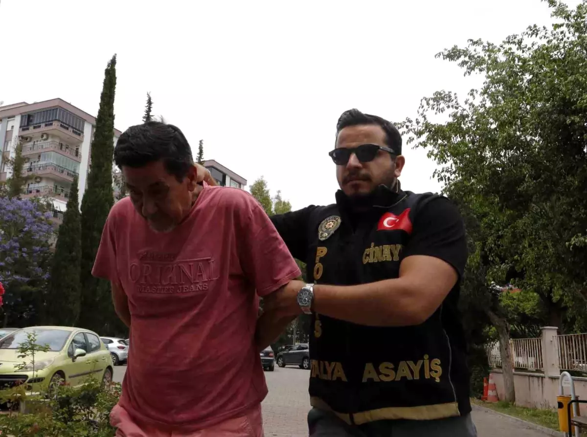 Antalya'da Baba, Oğlunu 25 Bıçak Darbesiyle Öldürdü