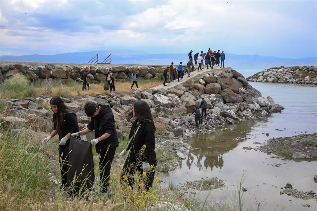Erciş'te Öğrenciler Van Gölü için Temizlik Etkinliği Düzenledi