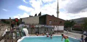 Öğretmen Berhan'ın 'köy havuzu' çocukların yaz neşesi oldu