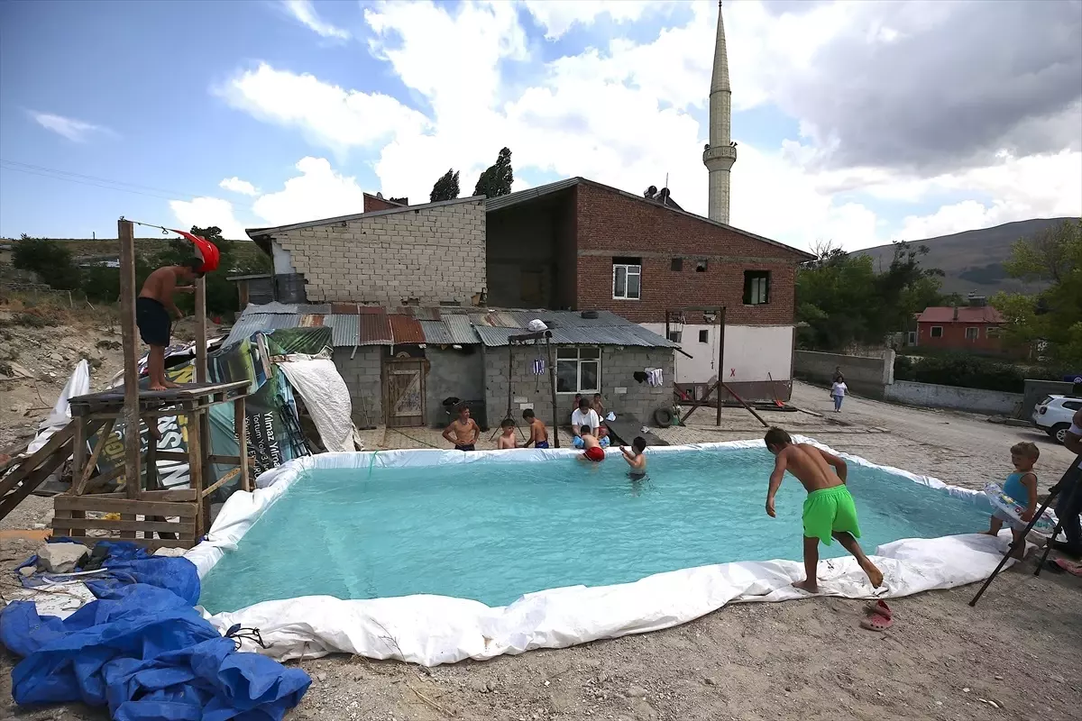Öğretmen Berhan'ın 'köy havuzu' çocukların yaz neşesi oldu