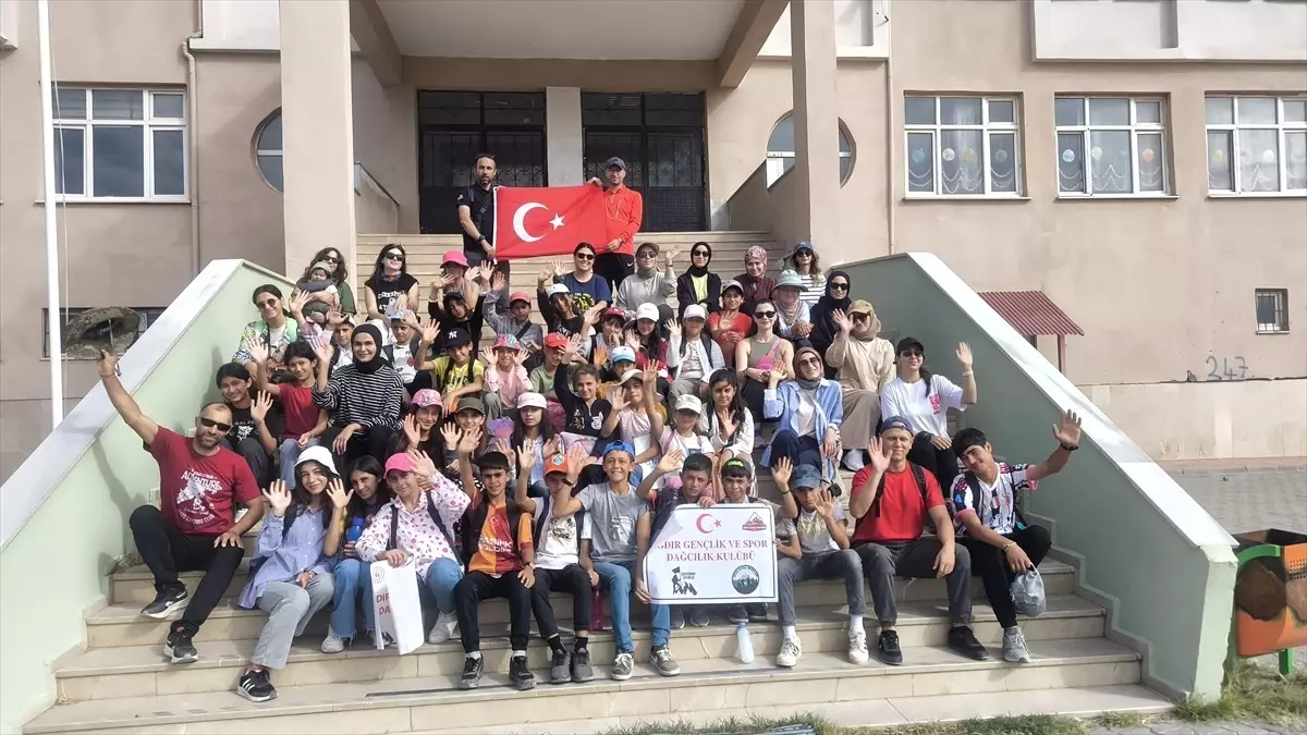 Iğdır'da Öğretmen ve Öğrenciler Doğa Temizliği Yaptı