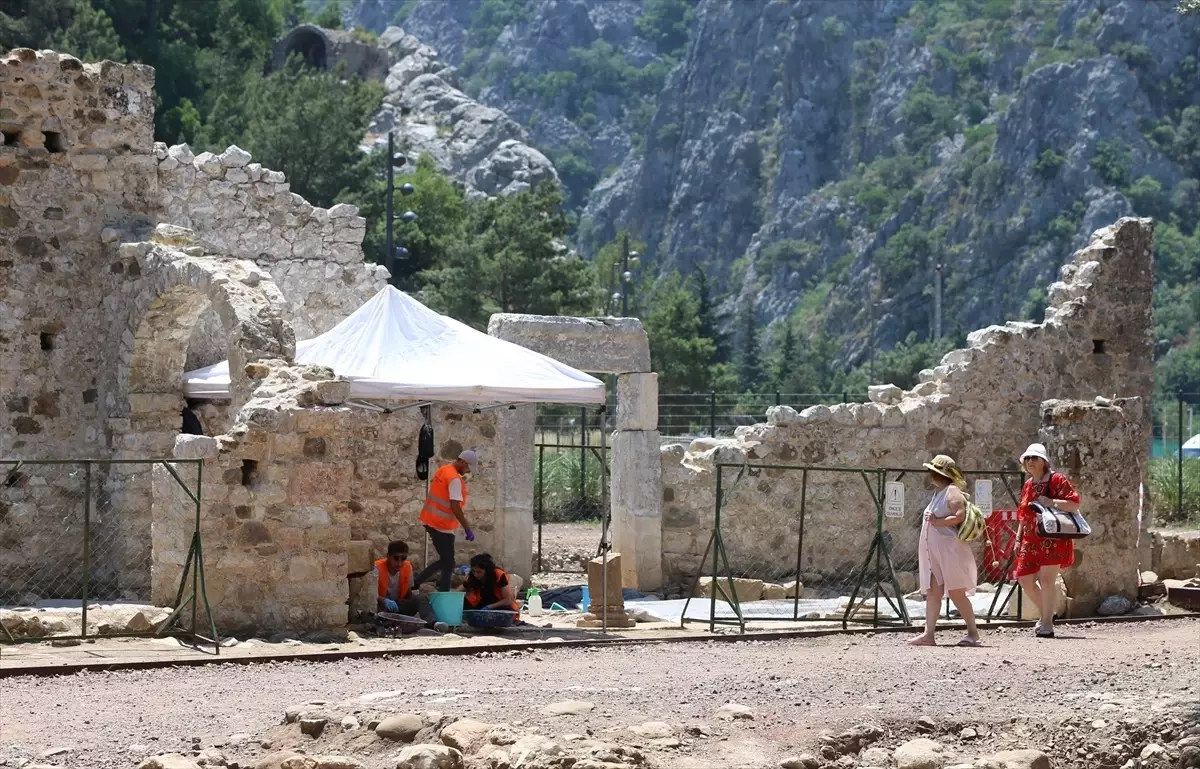 Olympos Antik Kenti'nde Yeni Mozaikler ve Yazıtlar Bulundu