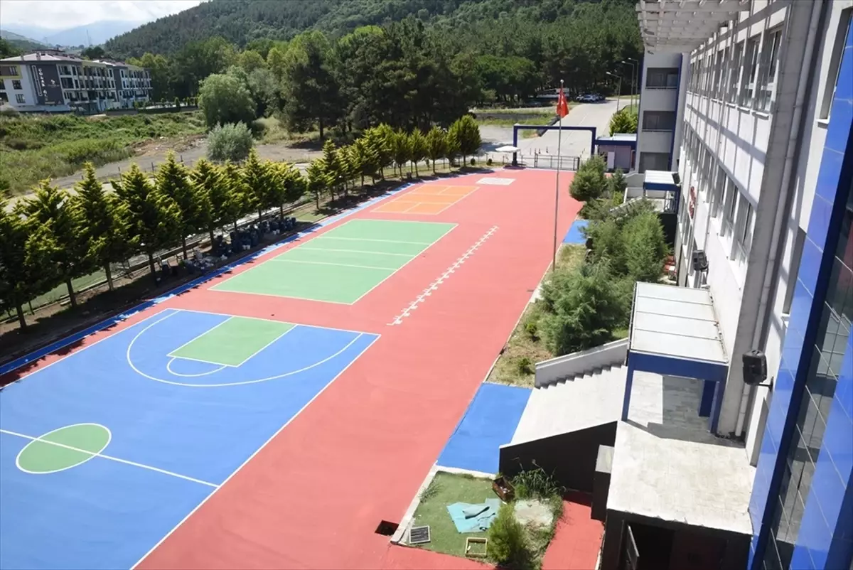 OMÜ Vakfı Koleji Spor Alanlarını Yeniledi
