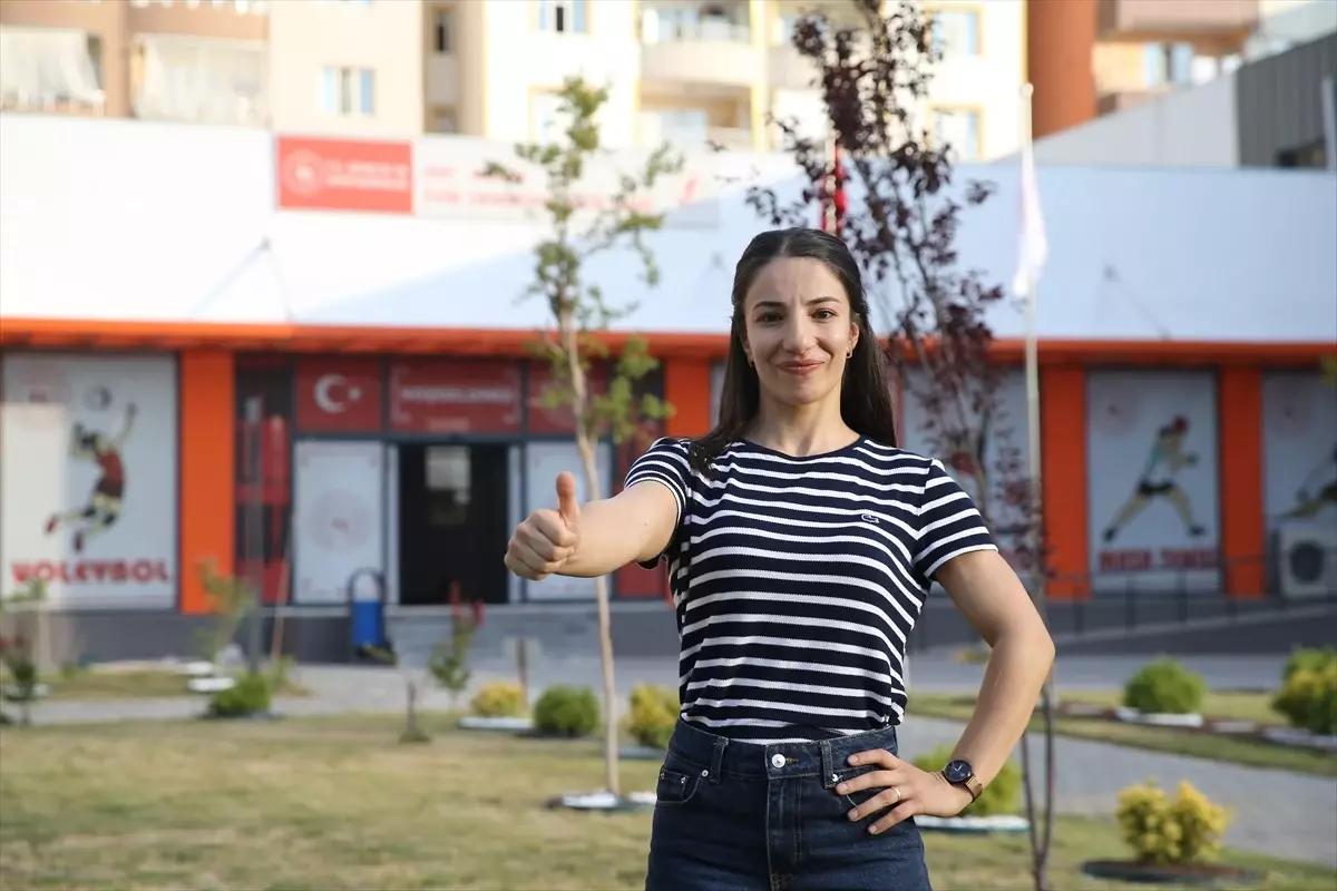 Ön yargıları kırarak güreşte tarih yazan Evin, olimpiyat madalyasıyla mindere veda etmek istiyor
