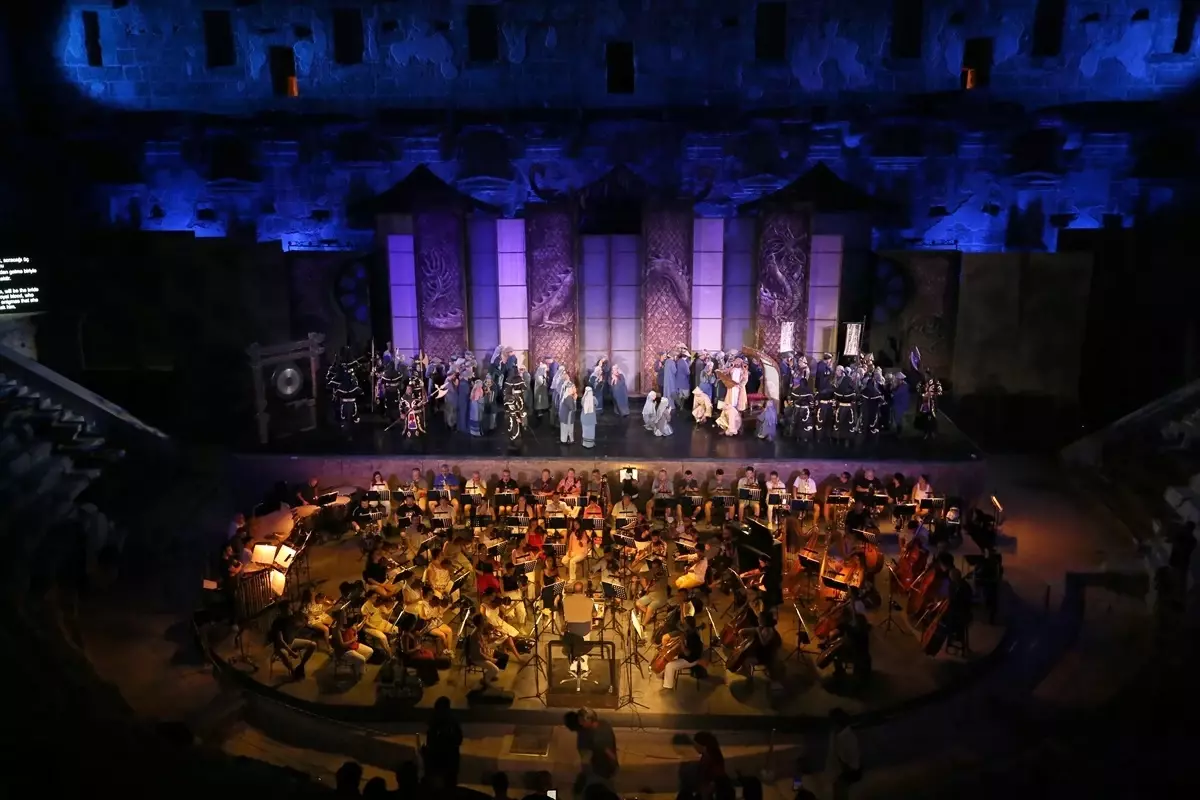 Opera ve Bale Sanatçıları, Sahneden Önce Zamanla Yarışıyor