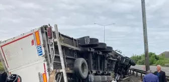 Ünye'de Tırın Orta Refüje Devrilmesi Sonucu Sürücü Yaralandı