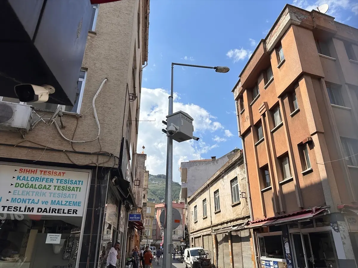 Dolmuş Vincin Sepetine Çarptı: İşçi Yaralandı