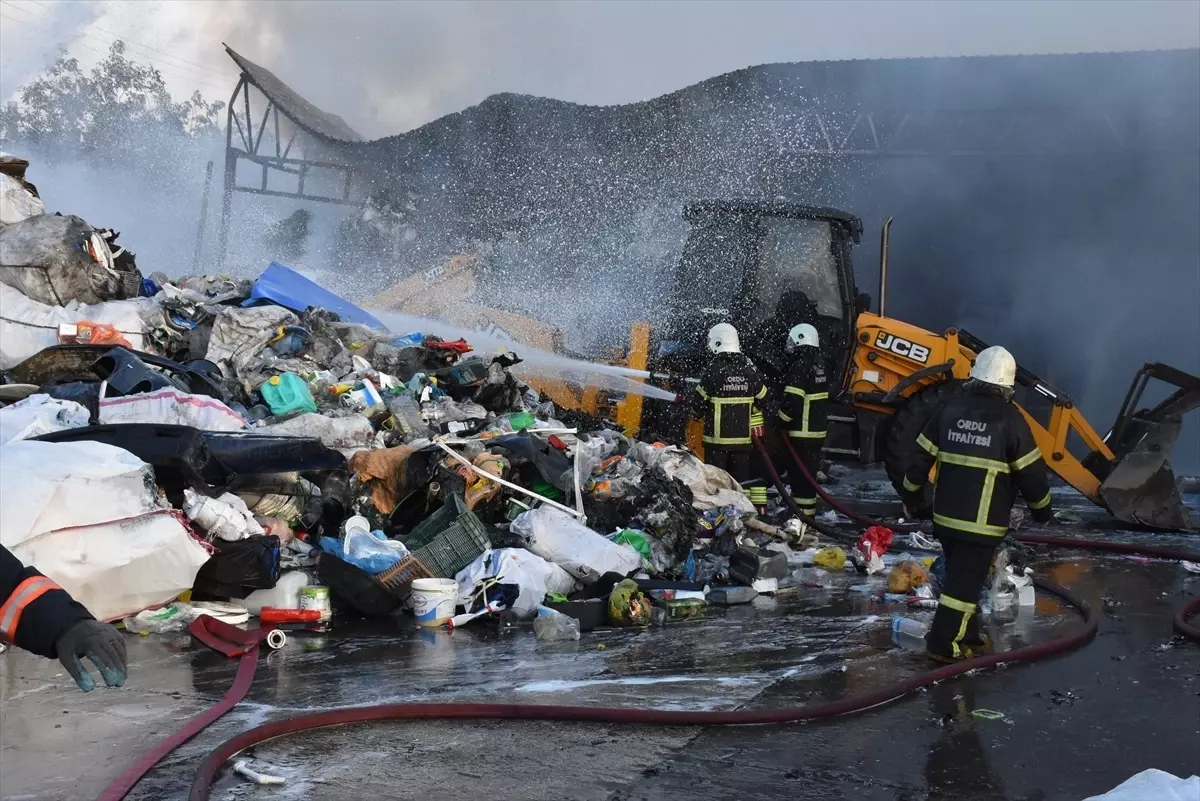 Ordu'da Geri Dönüşüm Tesisinde Yangın Çıktı