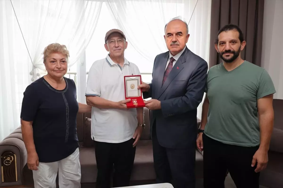 Kıbrıs Gazisi Celal Sarı'ya Madalya ve Berat Verildi