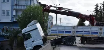 Freni Boşalan Tır Duvara Çarptı