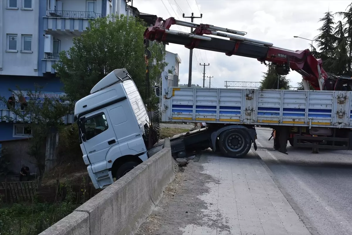 Freni Boşalan Tır Duvara Çarptı