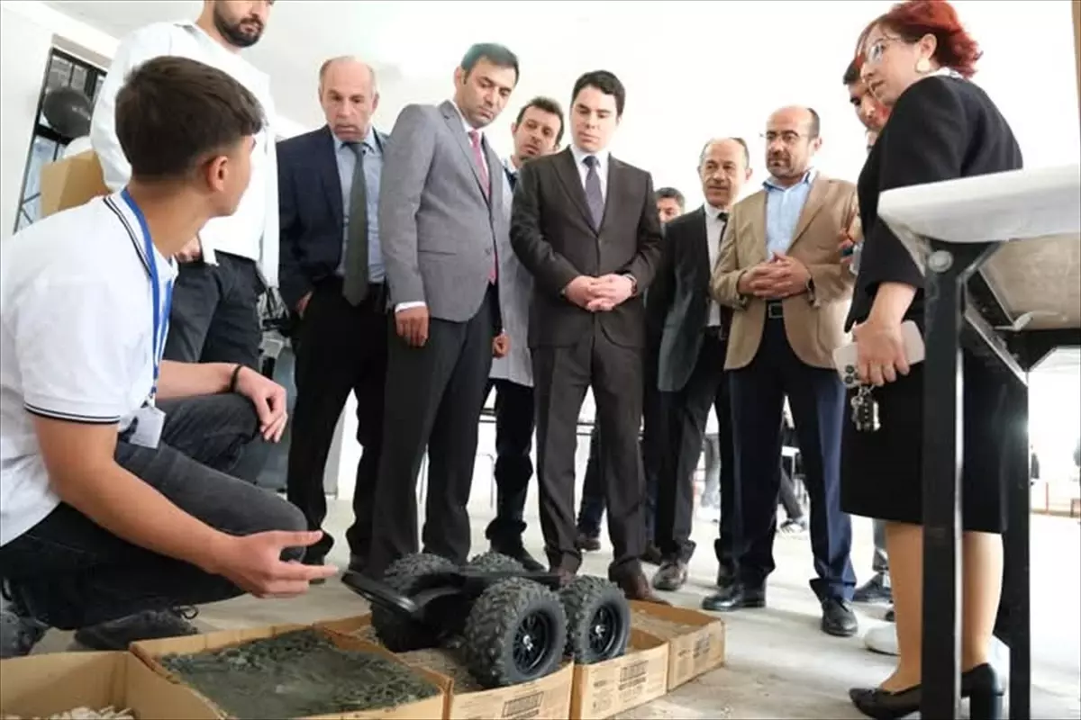 Orhaneli'de TÜBİTAK 4006 Bilim Fuarı Gerçekleştirildi