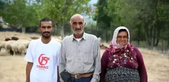 Orman Yangınında Evleri Yanan Aile Oğlakları Taşıdı